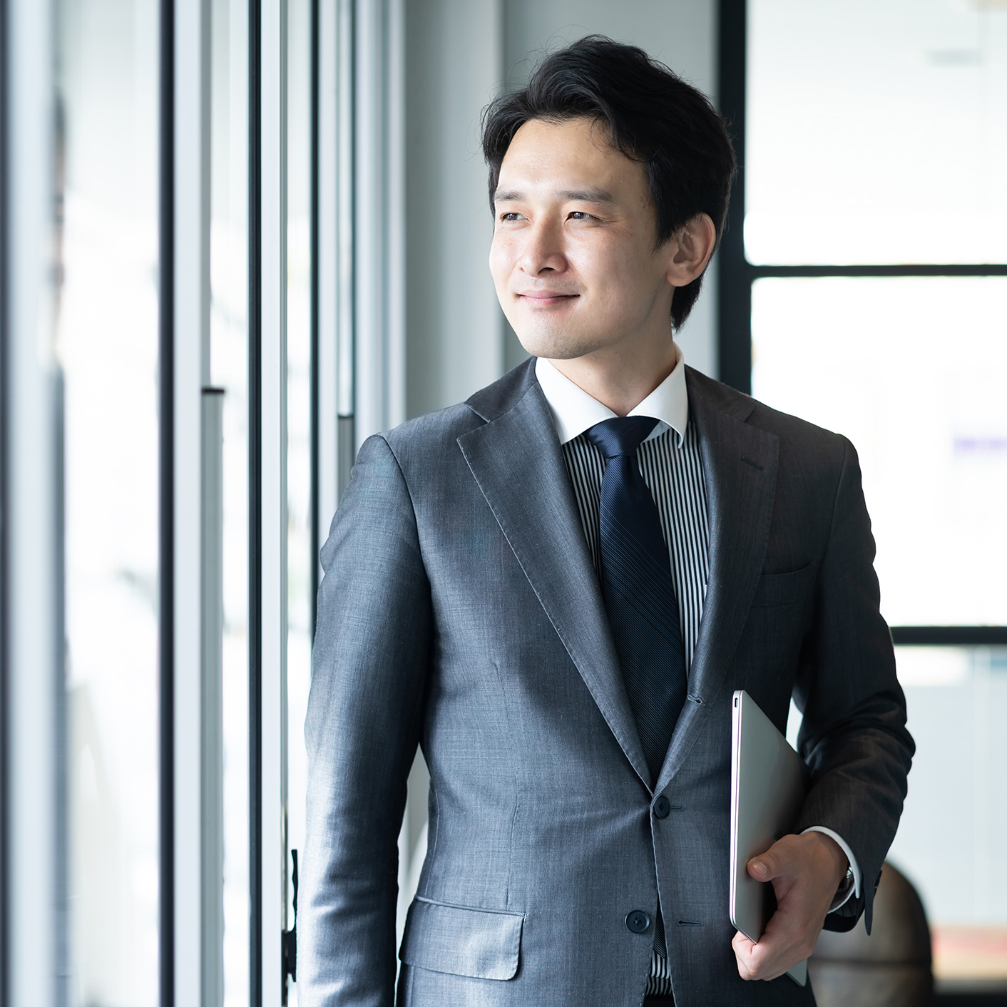 <h1><span style="background: linear-gradient(76.66deg, #0357ff 10.45%, #ac30ff 54.85%); color: transparent; background-clip: text;">Benefits</span></h1>