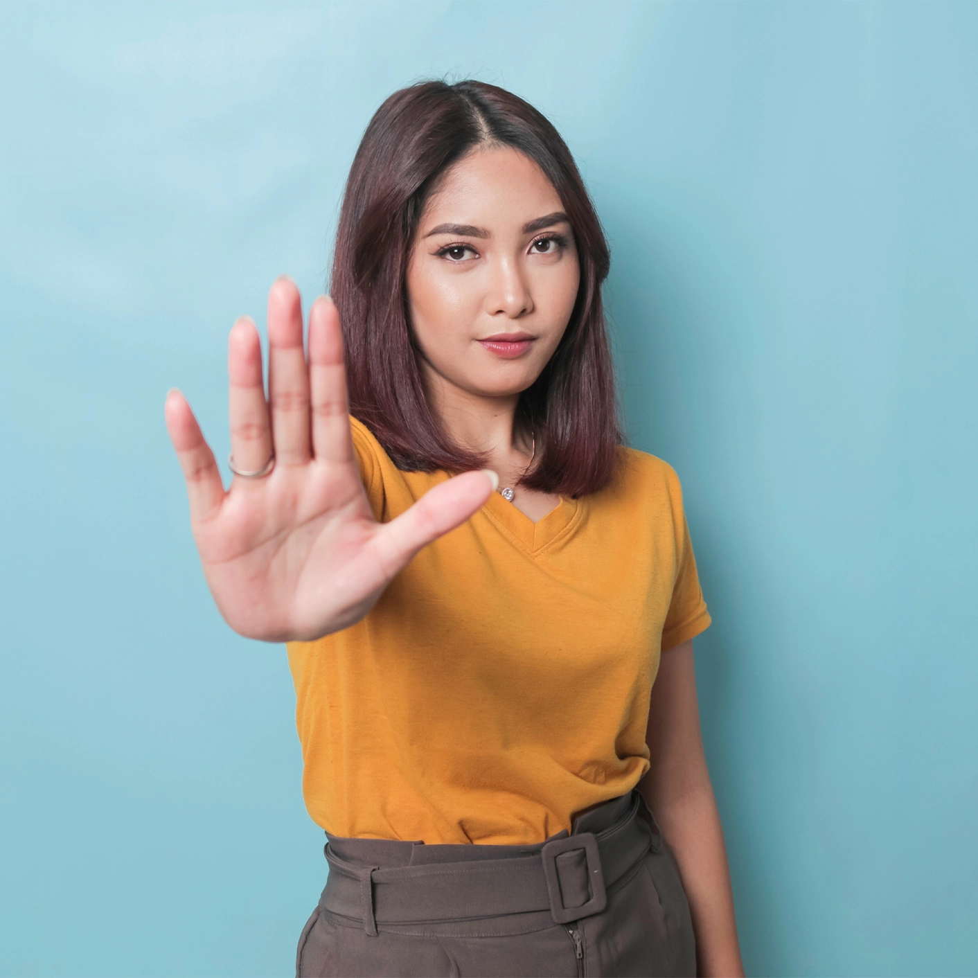 <div id="d">
<h2><span style="background: linear-gradient(76.66deg, #0357ff 10.45%, #ac30ff 54.85%); color: transparent; background-clip: text;">Defend yourself&nbsp;</span>from scams and the unexpected</h2>
</div>